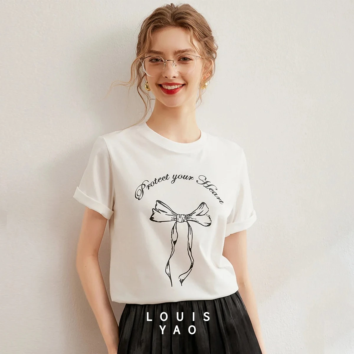 

LOUISYAO Bowknot Print Women's T-shirt 2025 Summer Round Neck Pullover Short Sleeve Tees Letter Pattern Tops for Woman