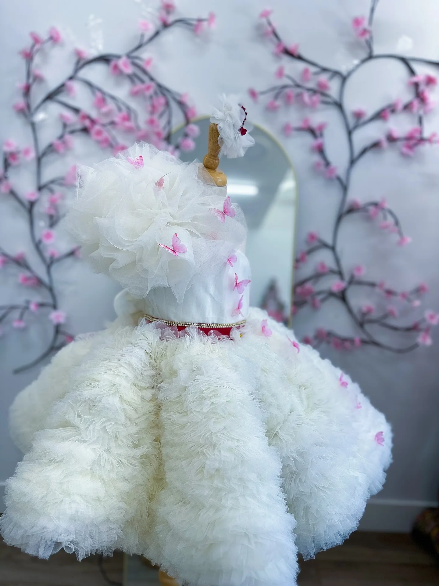 カスタマイズされた白いフラワーガールドレス 結婚式用 ワンショルダー バタフライ プリンセス 誕生日パーティー 写真撮影用ガウン