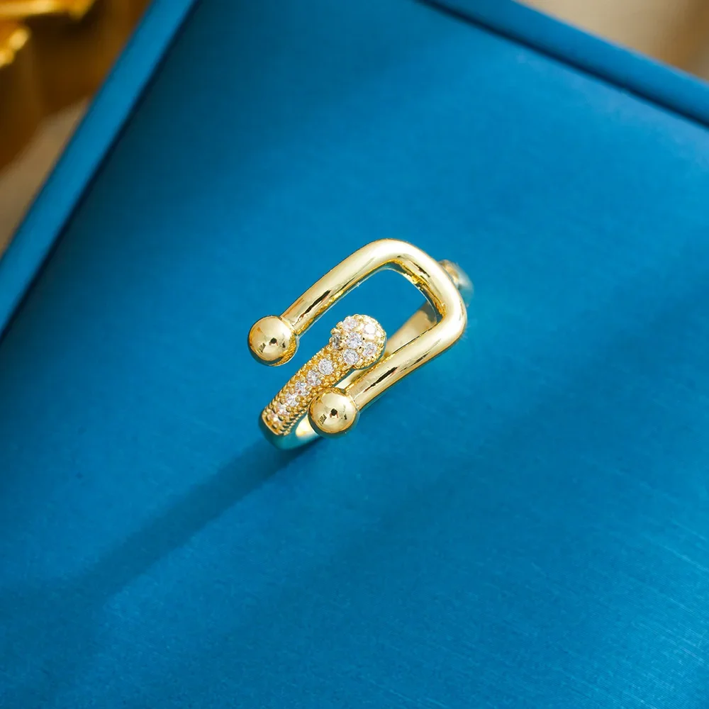 

Women's zircon leaf ring, exuding a sense of luxury. A highly sought-after women's diamond horseshoe-shaped clasp ring