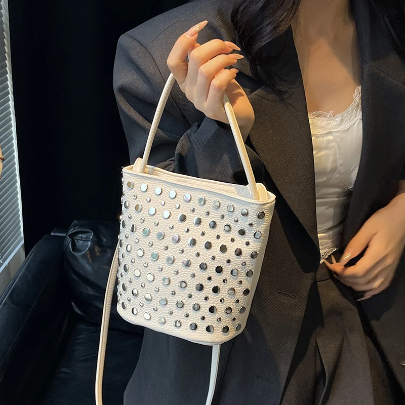 

Женская сумка с круглыми заклепками и короткой ручкой в стиле панк, роскошная сумка-ведро, шикарные женские сумки на плечо большой вместимости под мышками