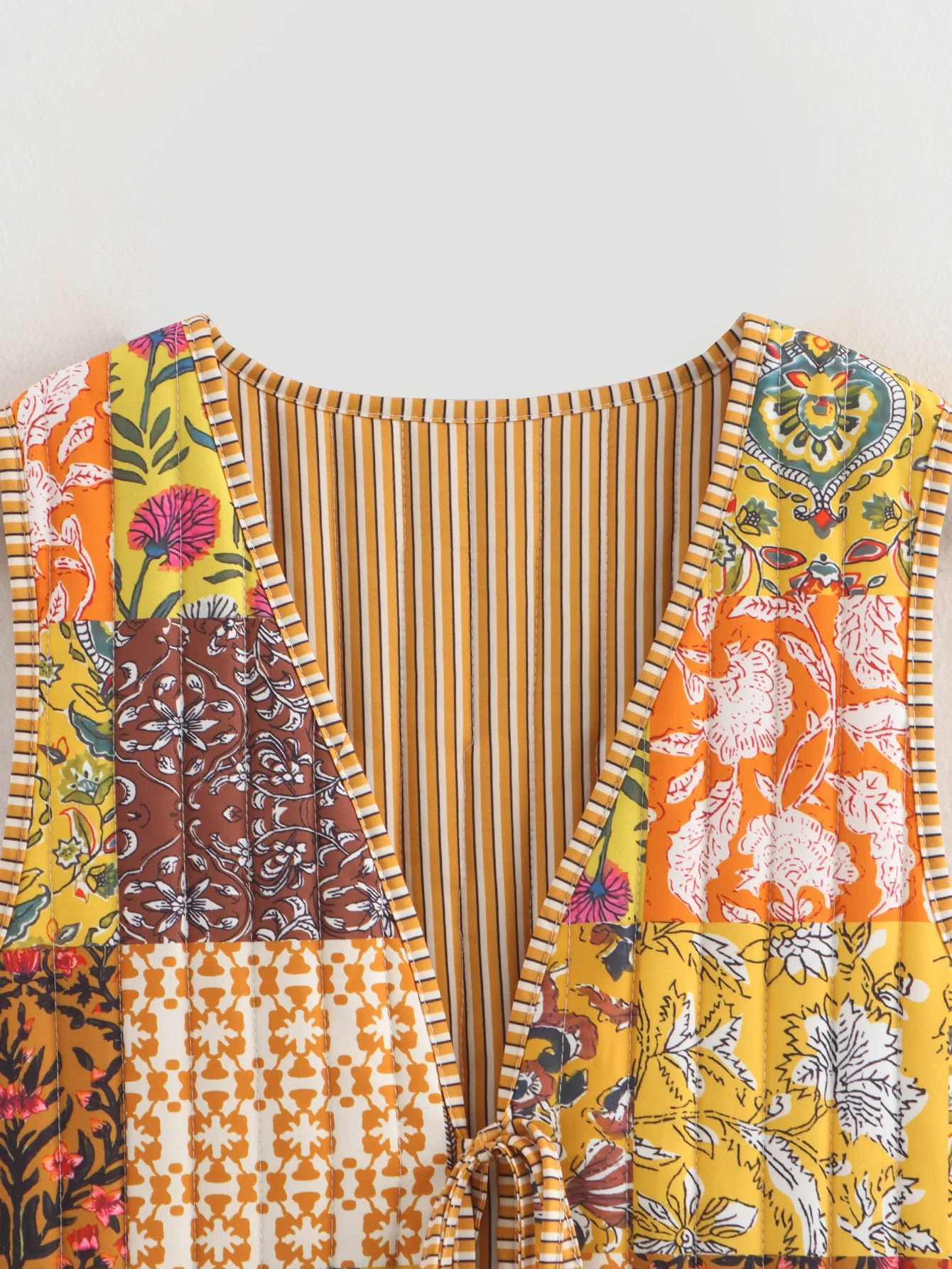 Zevity Women National Style Sleeveless Patchwork Floral Print Quilted Vest Jacket Ladies Lace Up WaistCoat Chic Crop Tops CT6267