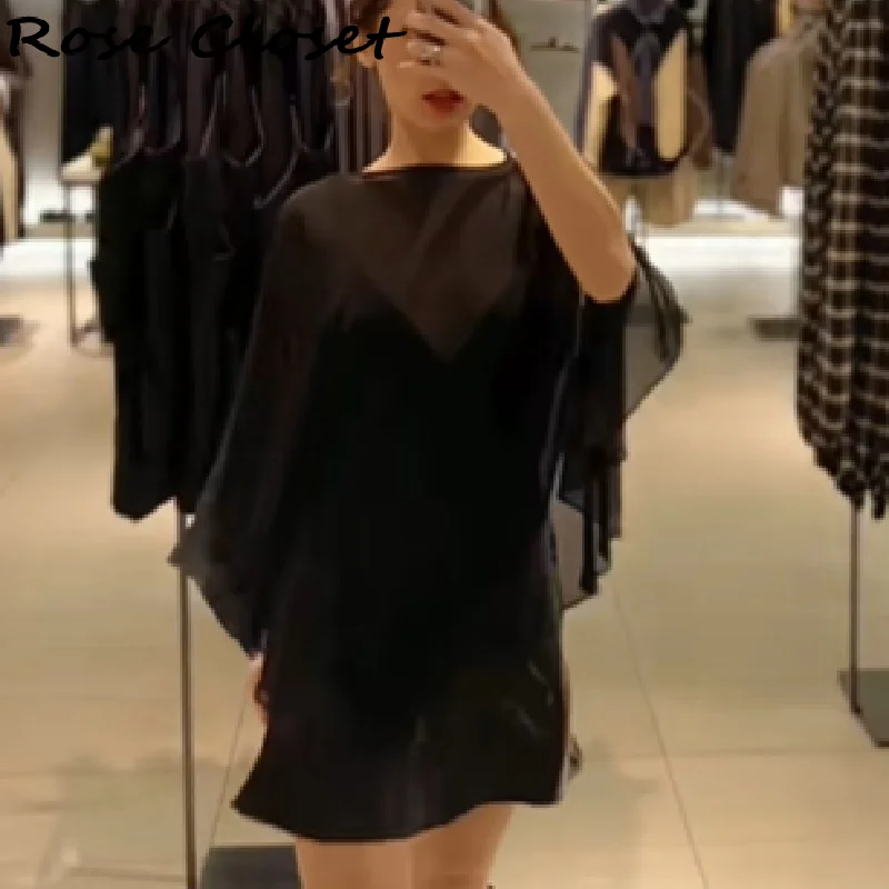 Elegancka satynowa sukienka mini z efektem warstw, dekolt w serek, regulowane ramiączka spaghetti, rozcięcie, prześwitująca, zwiewna, nowość 2025, sukienki damskie z efektem prześwitu.