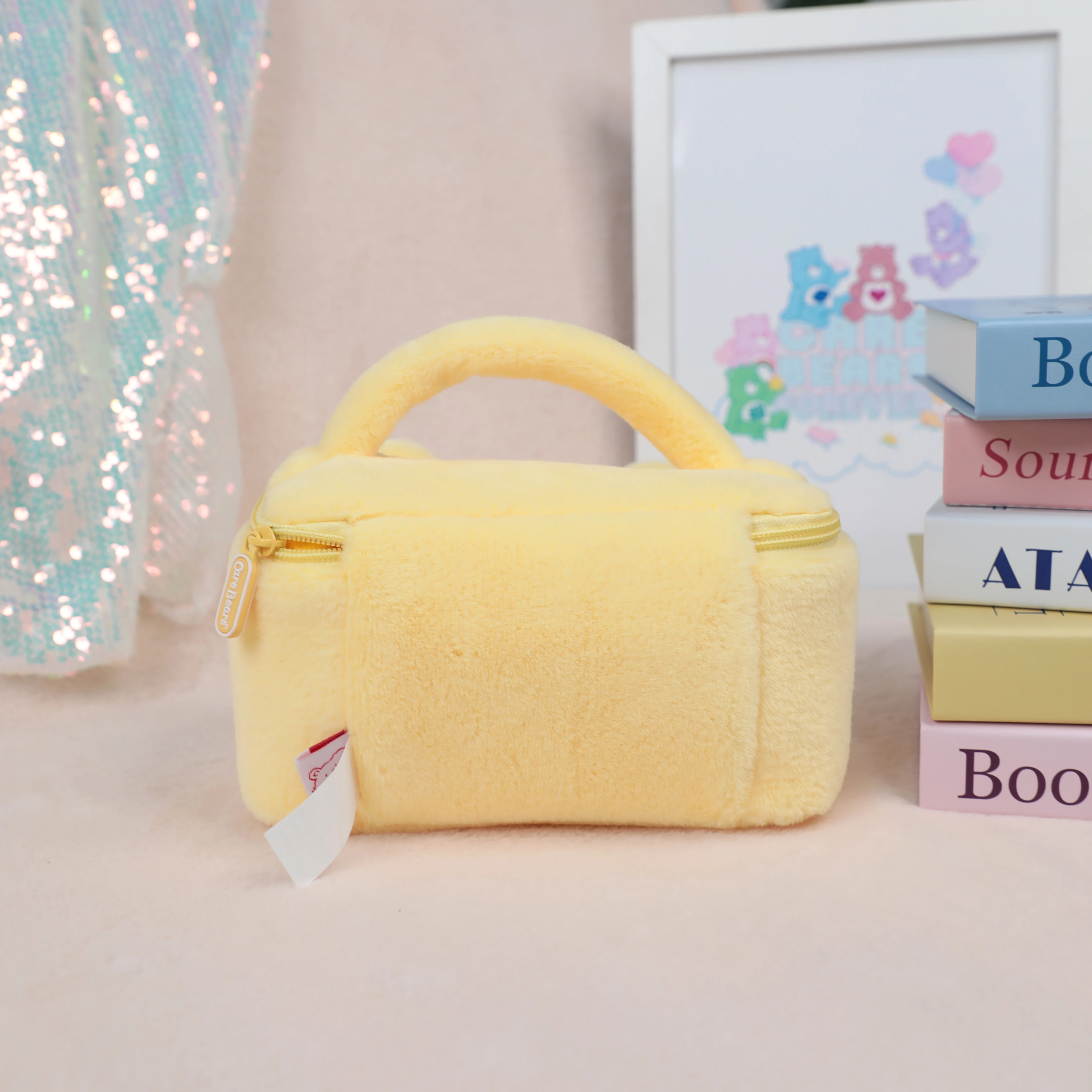 Care Bears Plüsch-Kosmetiktasche, Cartoon-Regenbogenbär, große Kapazität, Reise-Kulturtasche für Mädchen und Frauen, weicher, flauschiger Make-up-Beutel – Detail 11