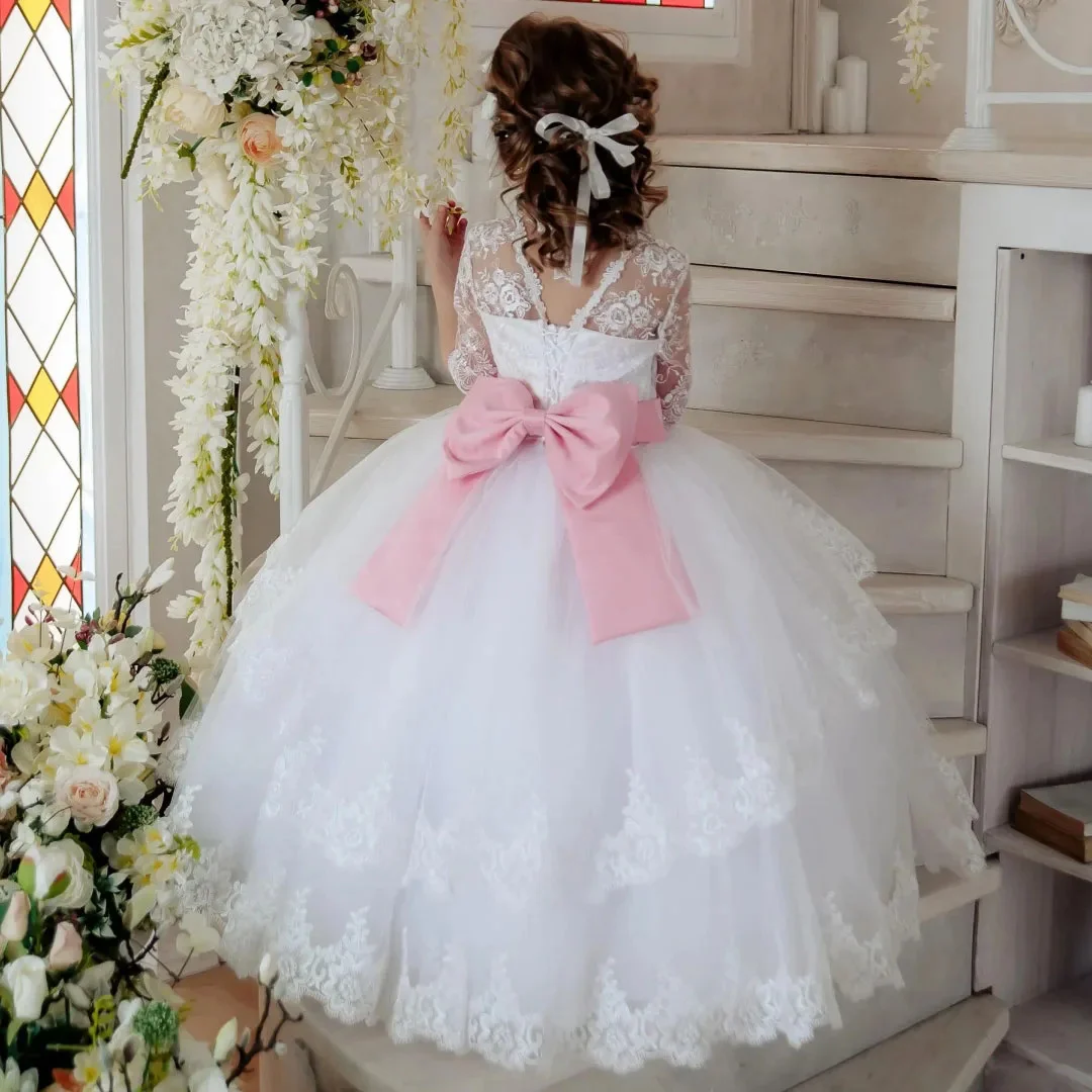 فستان فتاة الزهور البيضاء المخصص مزين بالزهور مع فيونكة وردية نصف كم لحفلات الزفاف وأعياد الميلاد وحفلات التواصل المقدس