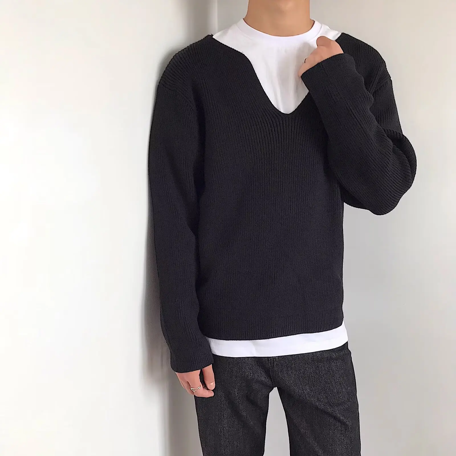 Вязаный свитер с V-образным вырезом во французском стиле и элитным ощущением, свободная толстовка с длинными рукавами, мужская модель наряда, художественный студент, n