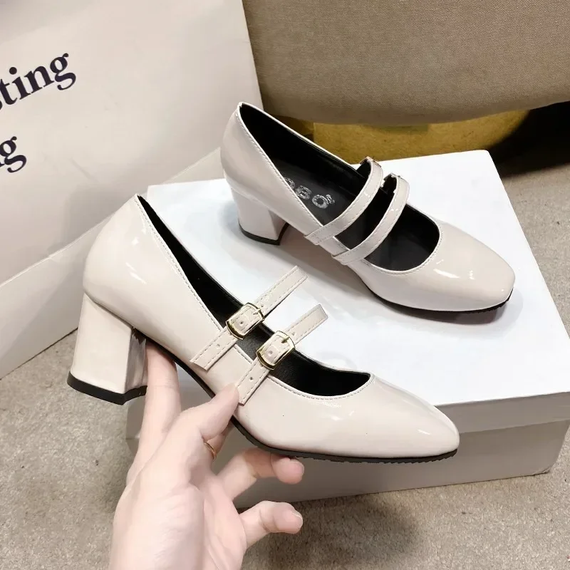 Buty damskie 2024 wiosna nowy modna klamra sukienka z lakierowanej skóry buty Mary Jane wysokie obcasy Retro czółenka damskie Zapatos Mujer