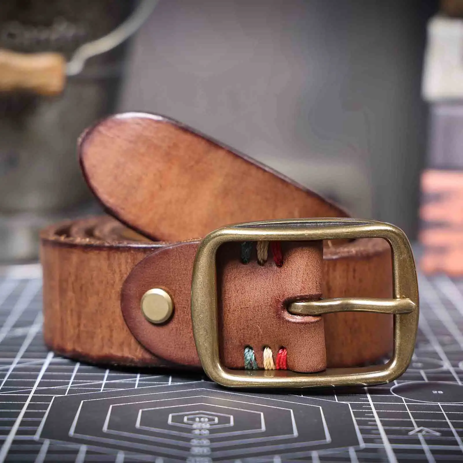 Vintage-Herrengürtel aus echtem Leder mit massiver Messingschnalle, handgefertigte lässige Dornschließe aus verdicktem italienischem Rindsleder mit Geschenkbox – Detail 19