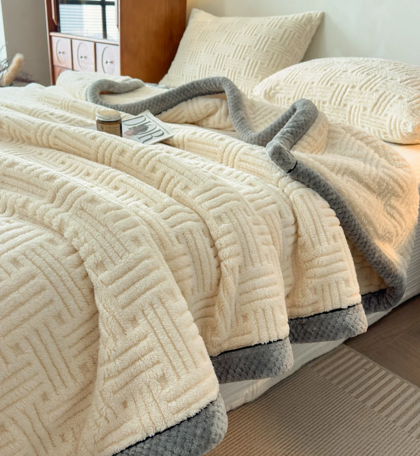 Luxury Solid Color Coral Fleece Blanket Soft Plush Striped Pattern Spring Autumn Throw Blanket for Sofa,office Nap,bed,bedspread