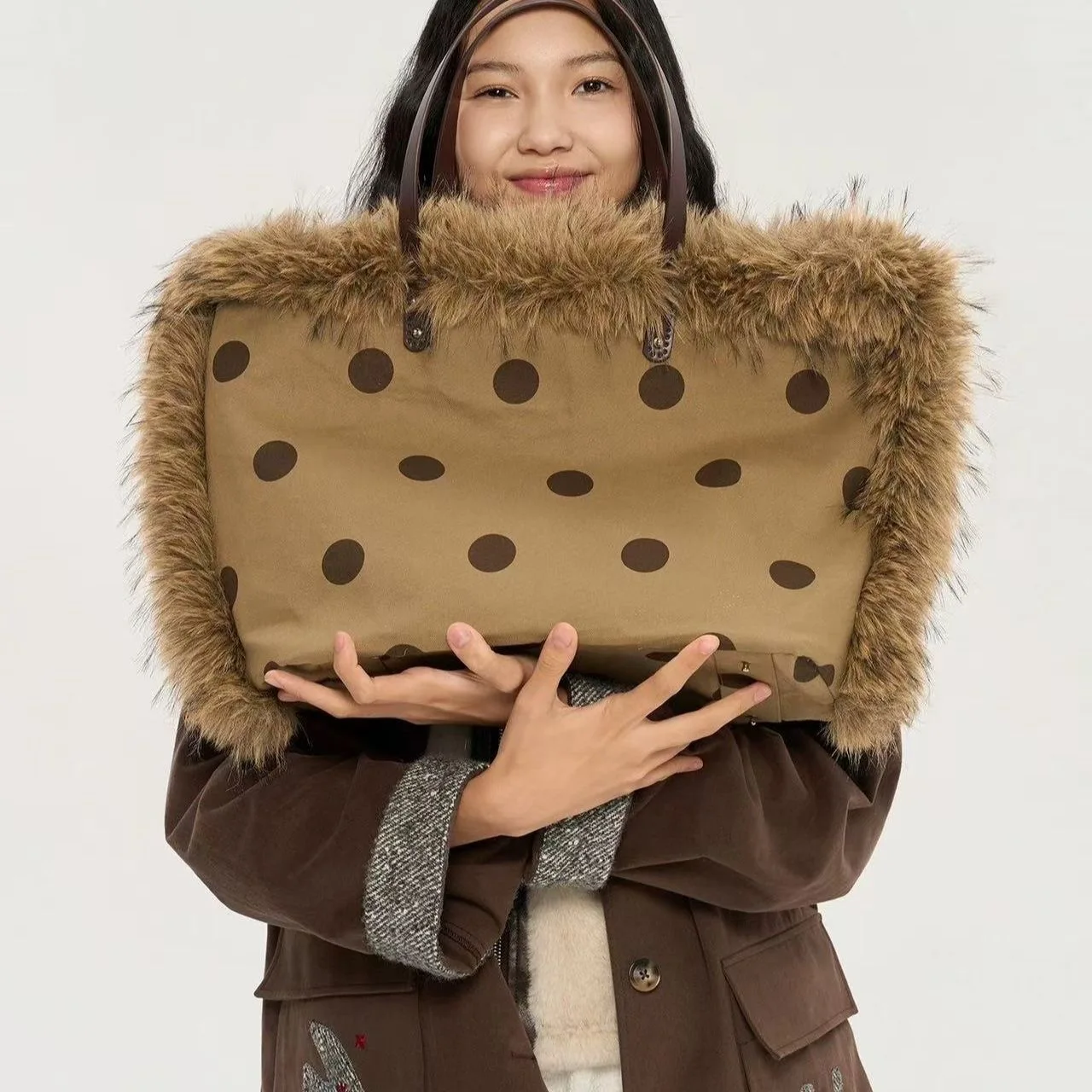 

Зимняя сумка-тоут из искусственного меха в горошек, женская плюшевая сумка на плечо, мягкая пушистая сумка-тоут, большая вместительная пушистая шерстяная женская сумка-шоппер