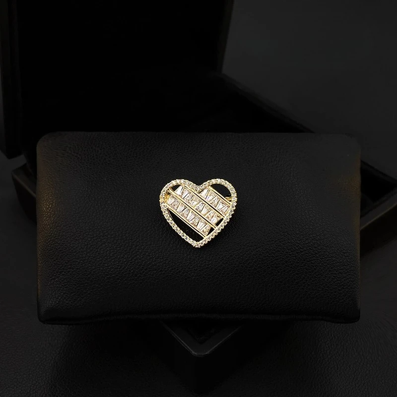 

Elegant Fashion Delicate Small Heart Brooch Women's Suit Collar Pin Neckline Anti-Exposure Buckle Corsage Accessory Jewelry 5706