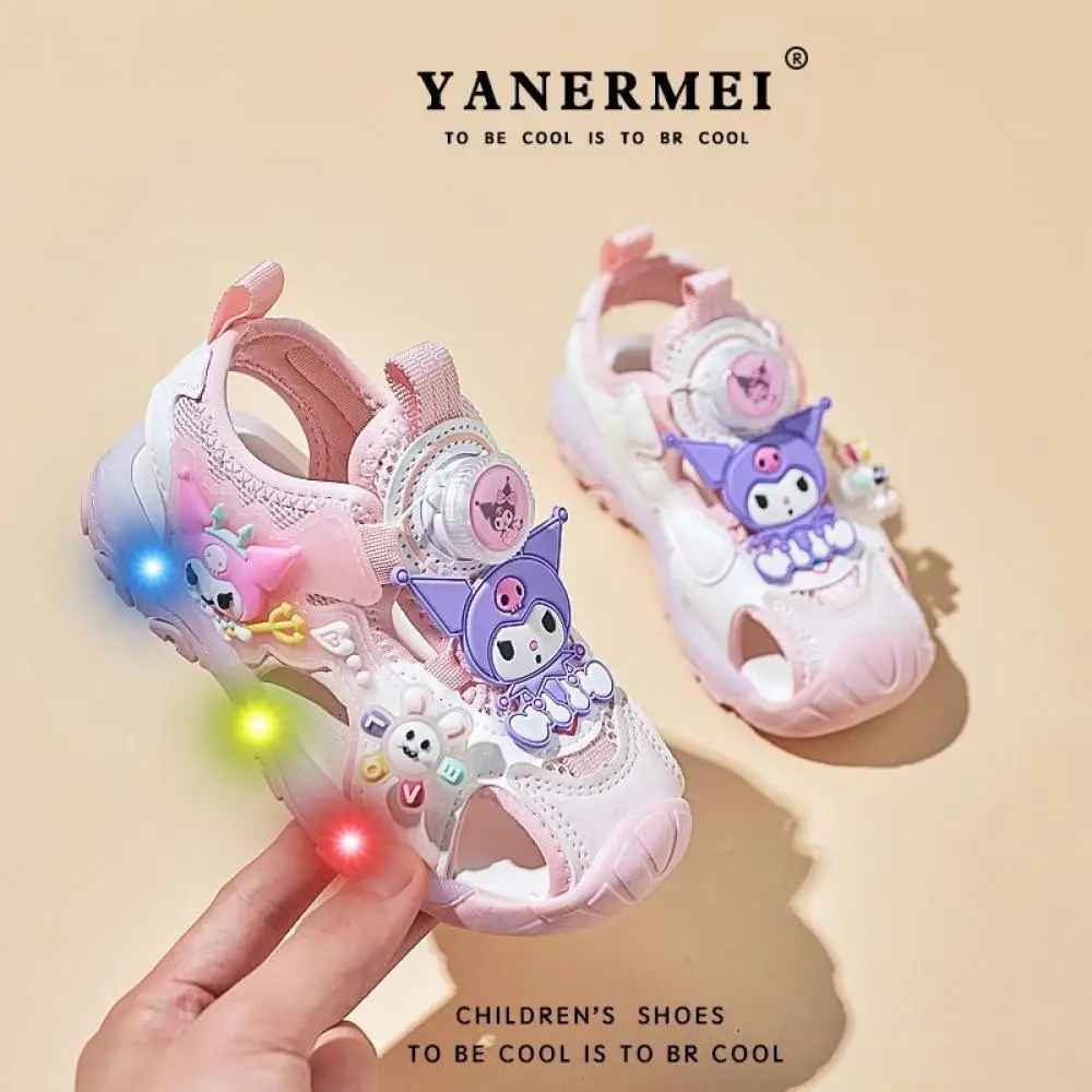 

Sanrio/Новые весенне-летние сандалии со светодиодной подсветкой для девочек, милая детская повседневная обувь Kuromi, нескользящая детская пляжная обувь, уличные кроссовки