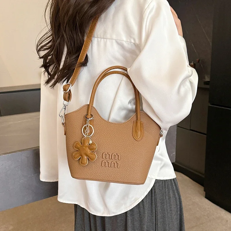 حقيبة ساعي كلاسيكية أنيقة وبسيطة للنساء مع لون سادة فريد من نوعه وإكسسوارات عصرية من الجلد #6