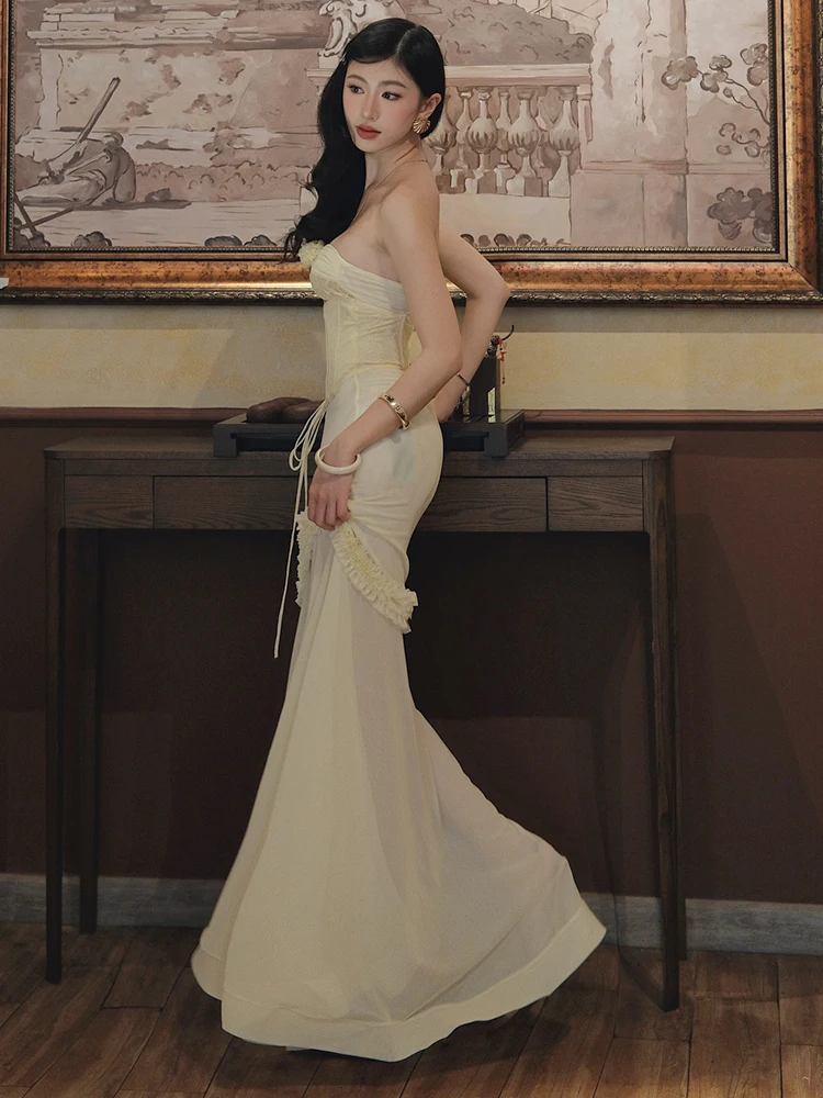 PB elegante vestido de sereia com espartilho sem alças amarelo claro com detalhes recortados e babados para casamentos, aniversários e festas de noivado