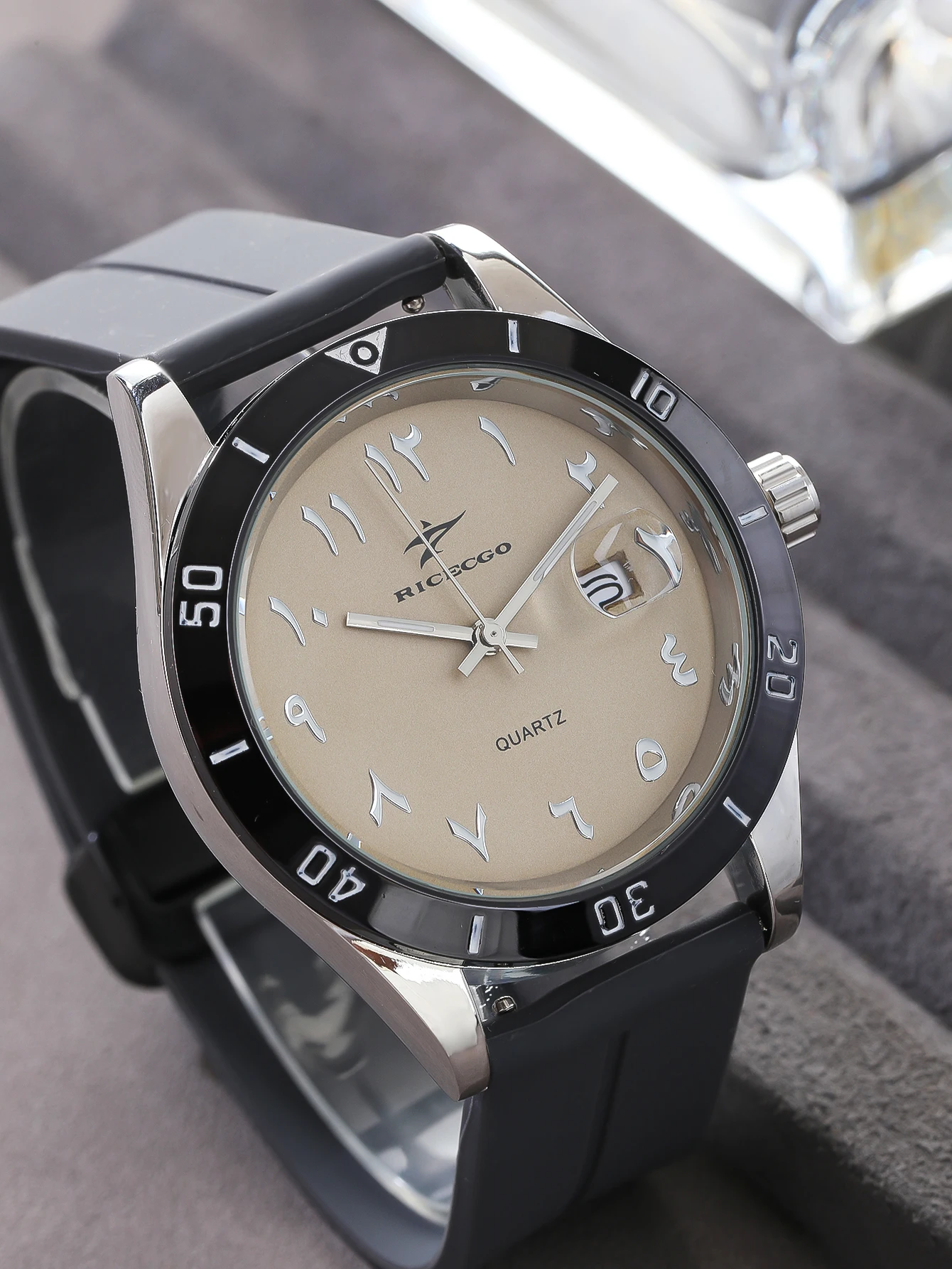 

Fashionable, sporty, minimalist, business wristwatch with quartz movement, large dial paired with three-dimensional graduations,