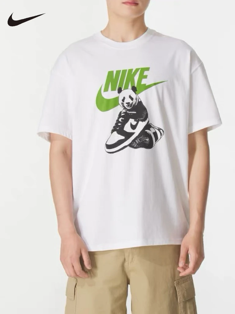 Camiseta Masculina Nike Panda Dunk com Estampa, Algodão Macio e Respirável, Manga Curta, Gola Redonda, Casual Esportiva para o Dia a Dia HQ9245-100