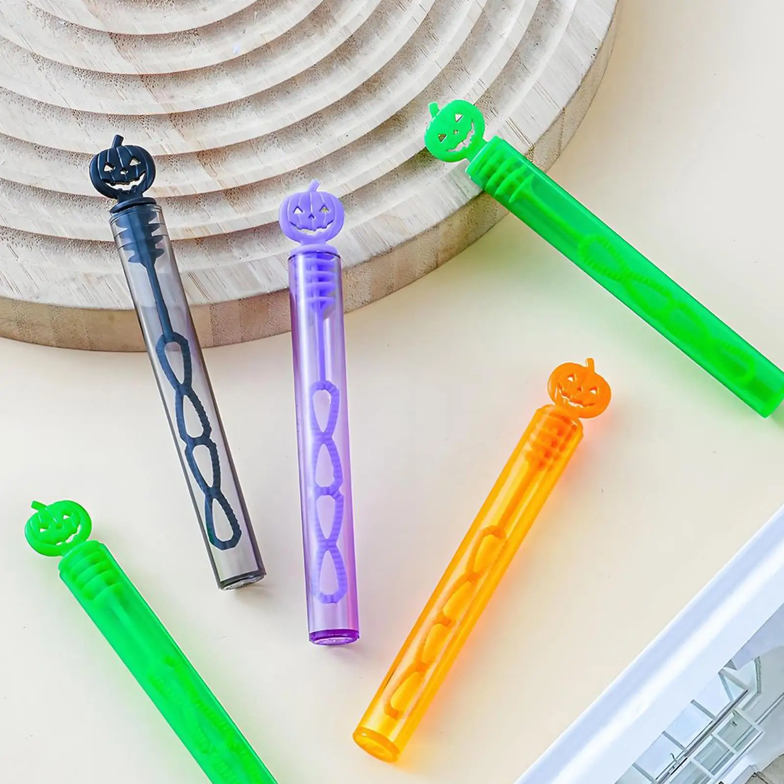 ไม้เป่าฟองสบู่ฮาโลวีน 24 ชิ้น ของเล่นไม้เป่าฟองสบู่แบบมือถือ อุปกรณ์เสริมสำหรับกิจกรรมในห้องเรียน เด็กเล็ก