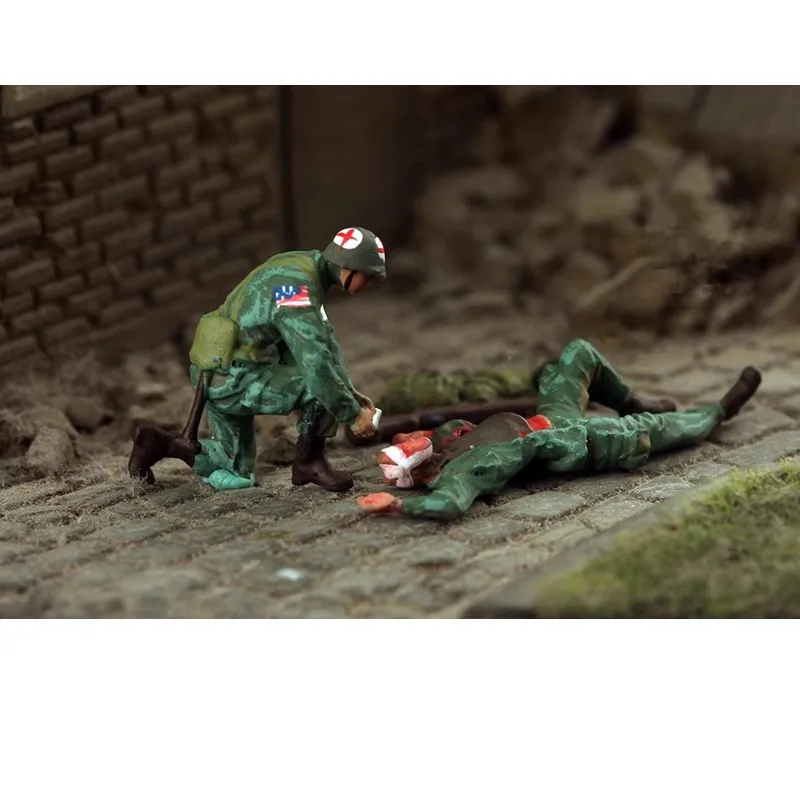 

New 1/72 Scale 2Pcs US wounded Soldiers With Ambulance Personnel Soldiers Action Figures Model DIY Scene Accessory Display Toys