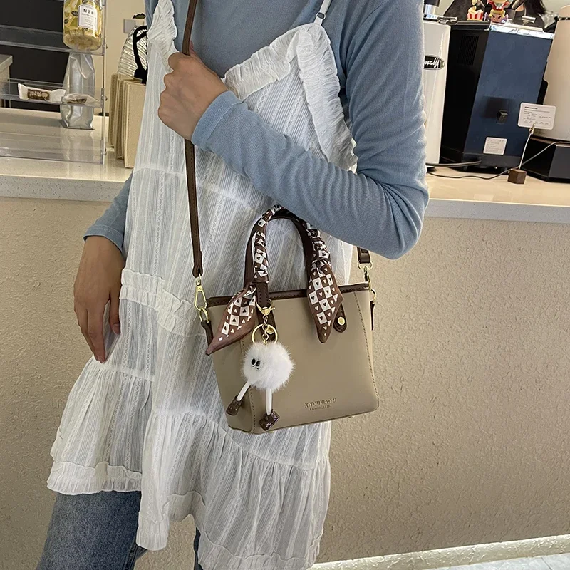 

Popular Classic Women's Messenger Bag Leather Handbag With Detachable Strap By Elegant Designer