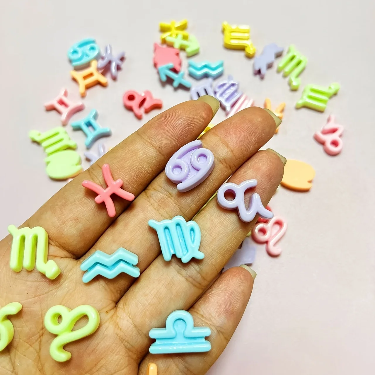 20개 믹스 조디악 귀여운 만화 핑크 블루 퍼플 Y2K 플랫백 작은 사이즈 데코 레진 참 장식 쥬크 폰 케이스 공예품