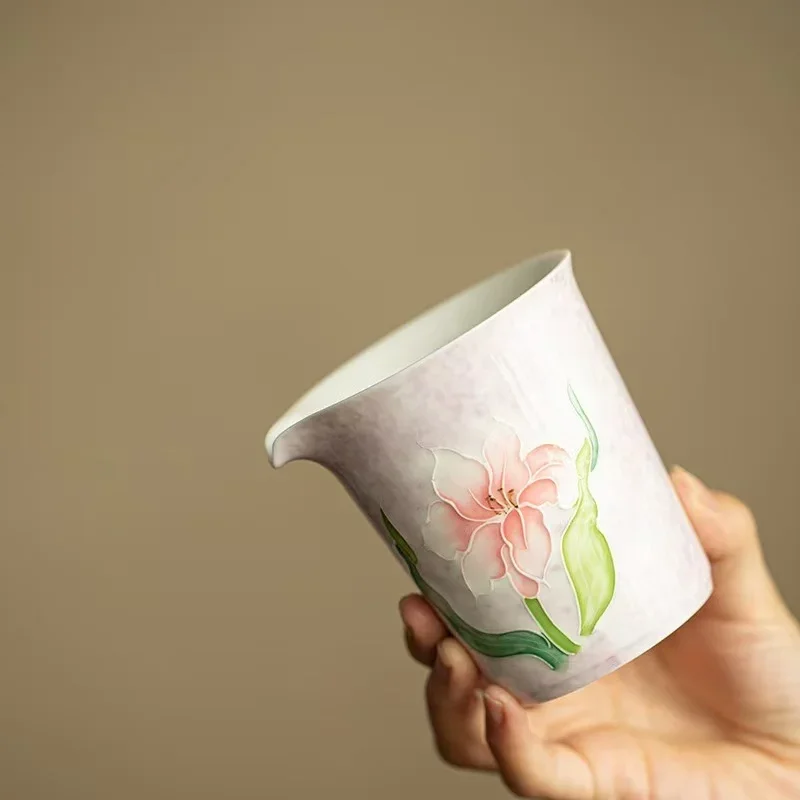 juego-de-te-de-ceramica-de-alto-valor-pintado-a-mano-con-diseno-de-lirios-tallados-en-capas-que-incluye-taza-de-te-tipo-fair-cup-recipiente-para-el-agua-del-te-y-separador-de-te-exquisito-para-mujeres-y-hombres-para-te-kung-fu