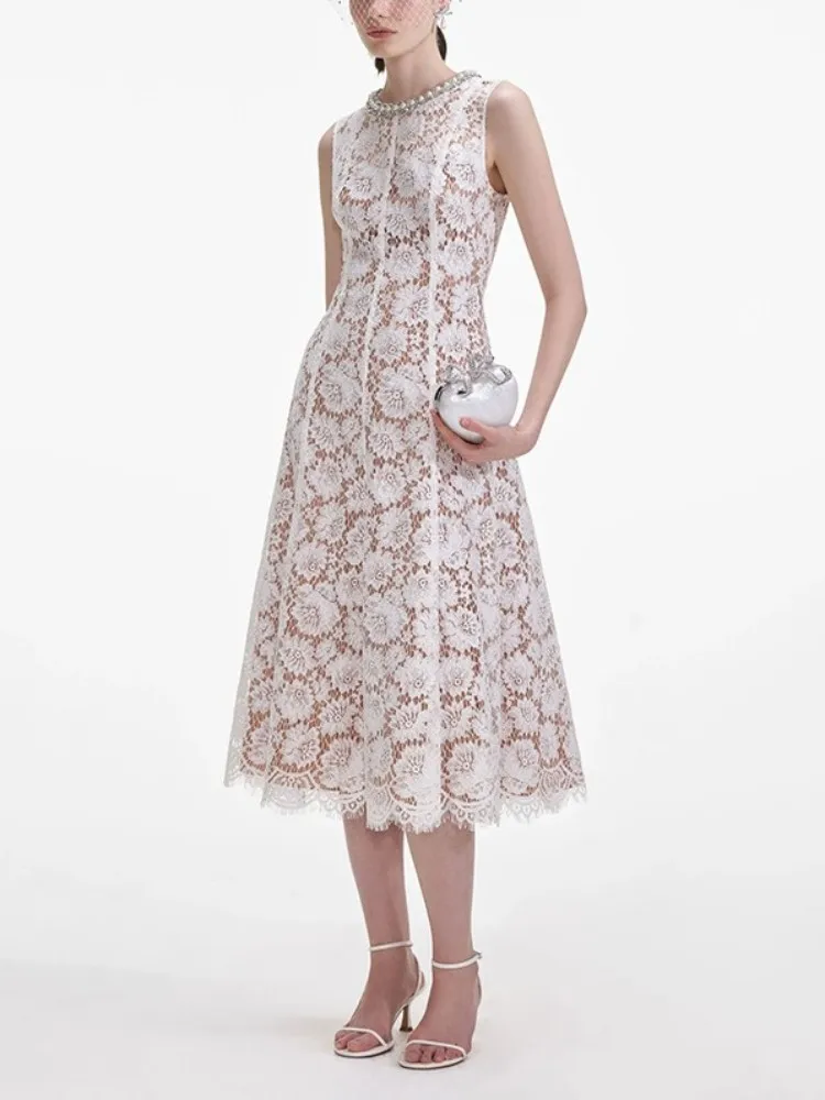 2025 Nuova moda estiva femminile pizzo scava fuori fiori abiti a metà polpaccio chic bordo perline o-collo slim fit elegante abito senza maniche