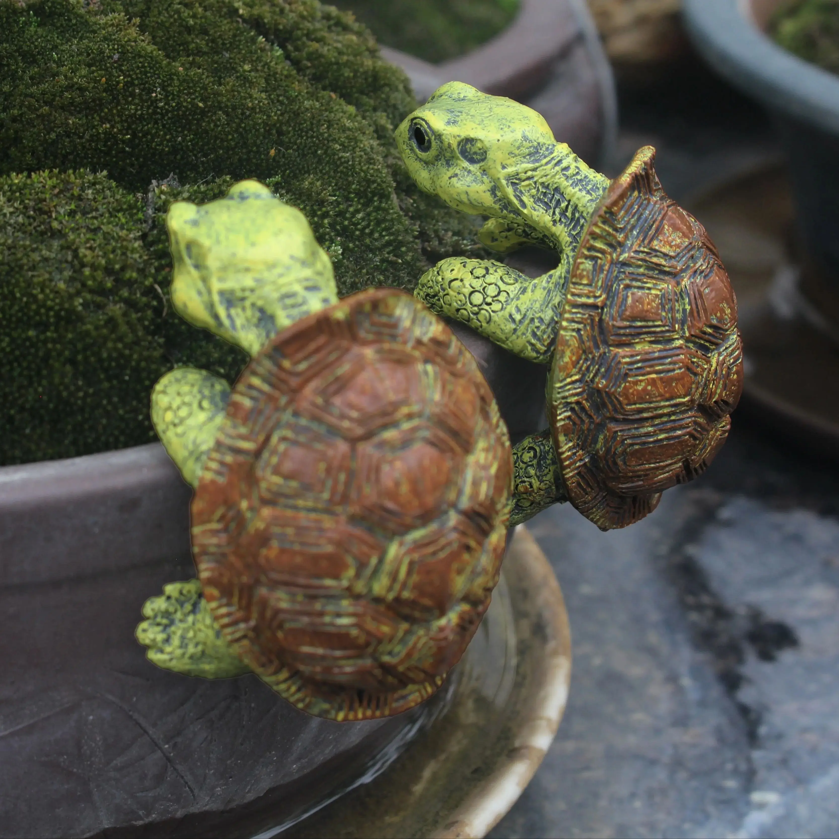 1 cute resin climbing turtle statue, suitable for indoor and outdoor fish tank decoration, flower pot decoration, outdoor garden wall hanging, and home and courtyard decoration.