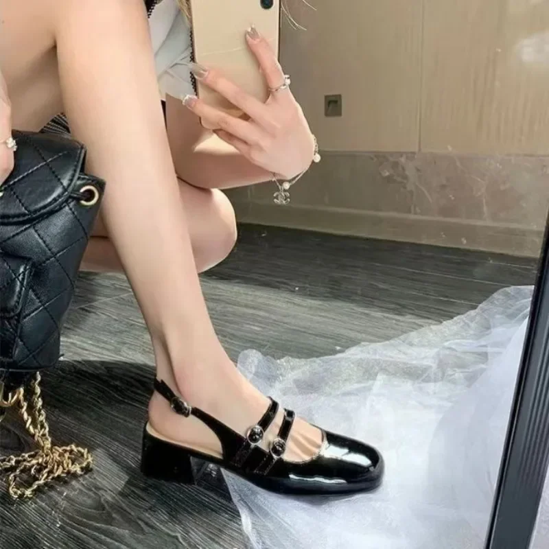 

Женские красные лоферы из лакированной кожи, модные черные босоножки на каблуке, женские туфли на низком каблуке с ремешком сзади, женская обувь