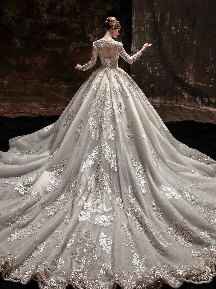 

A new long-sleeved heavy-duty luxurious and high-quality dress with large tail