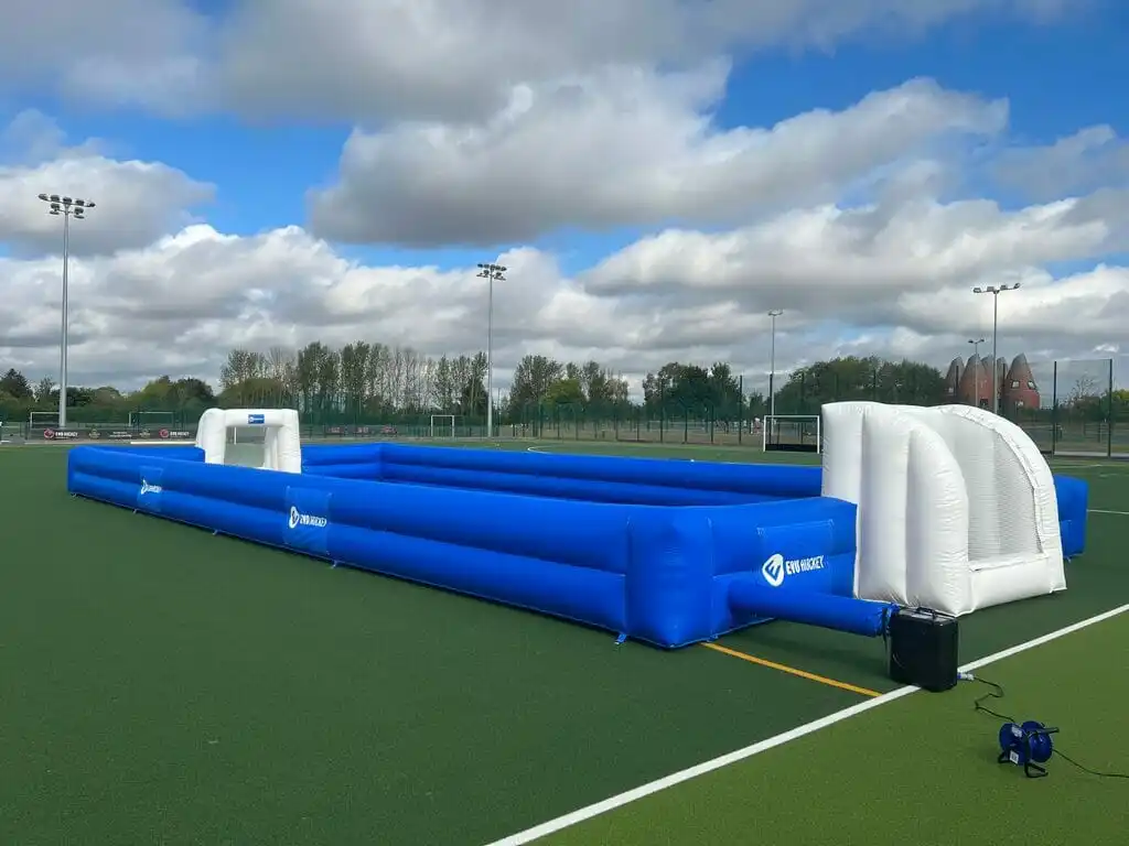 สนามฟุตบอลเป่าลมขนาดใหญ่สำหรับกีฬาเชิงพาณิชย์กลางแจ้งแบบกำหนดเอง สนามแข่งขันกีฬา สนามฮอกกี้ยักษ์ สนามฟุตบอล