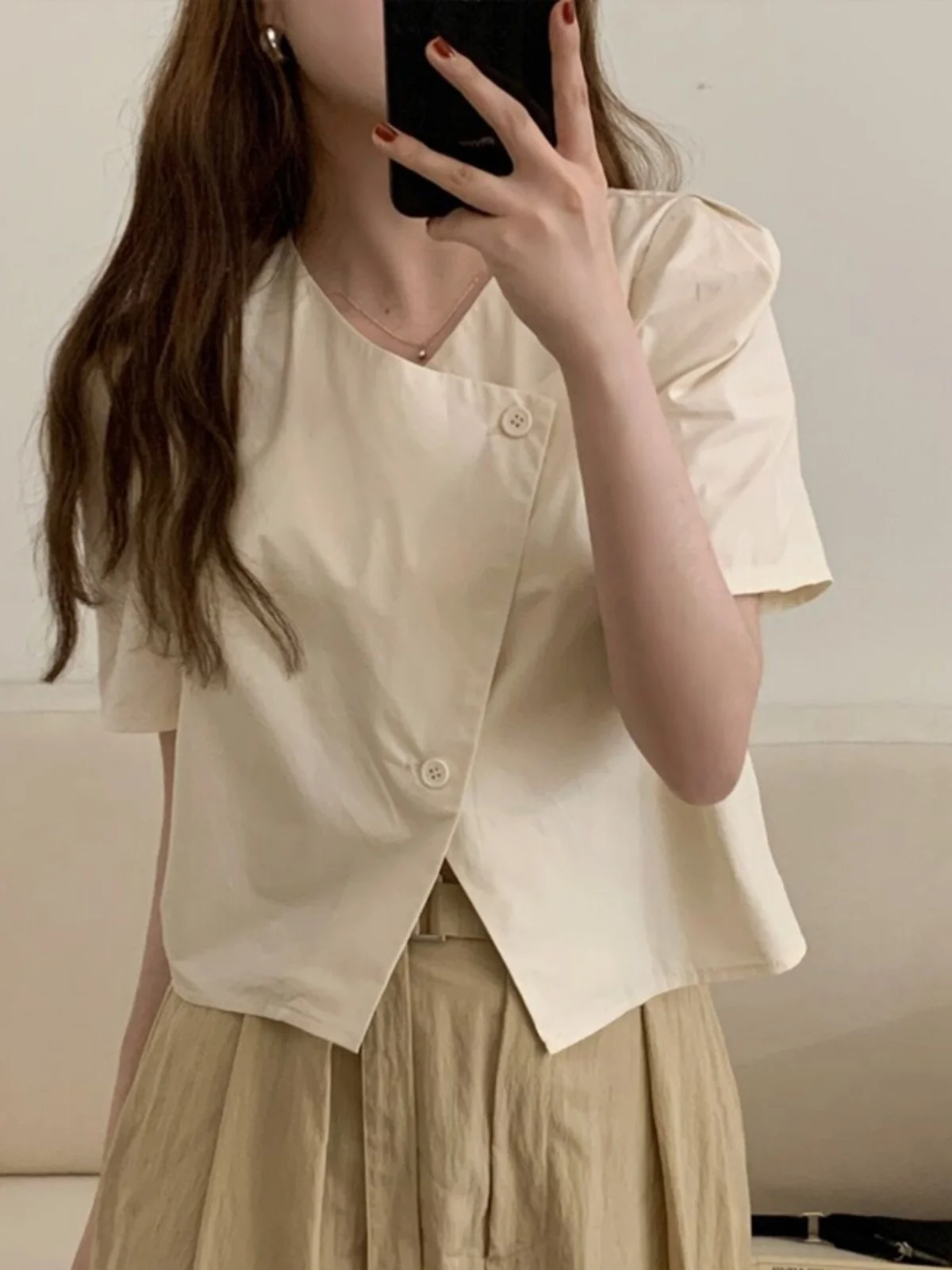 เสื้อสตรีสีขาวทรงหลวมแบบมีระบาย ดีไซน์เก๋ไก๋สำหรับฤดูร้อน คอวีแบบไม่สมมาตร ติดกระดุม ดีไซน์เรียบง่าย เหมาะสำหรับใส่ไปทำงาน สีพื้น