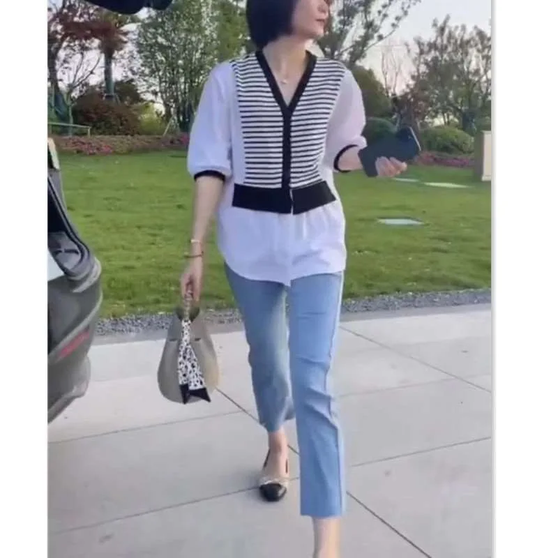 

Новинка лета: женская футболка с V-образным вырезом в полоску, из тонкой хлопковой смеси, с коротким рукавом, для повседневной носки, модная и стильная.