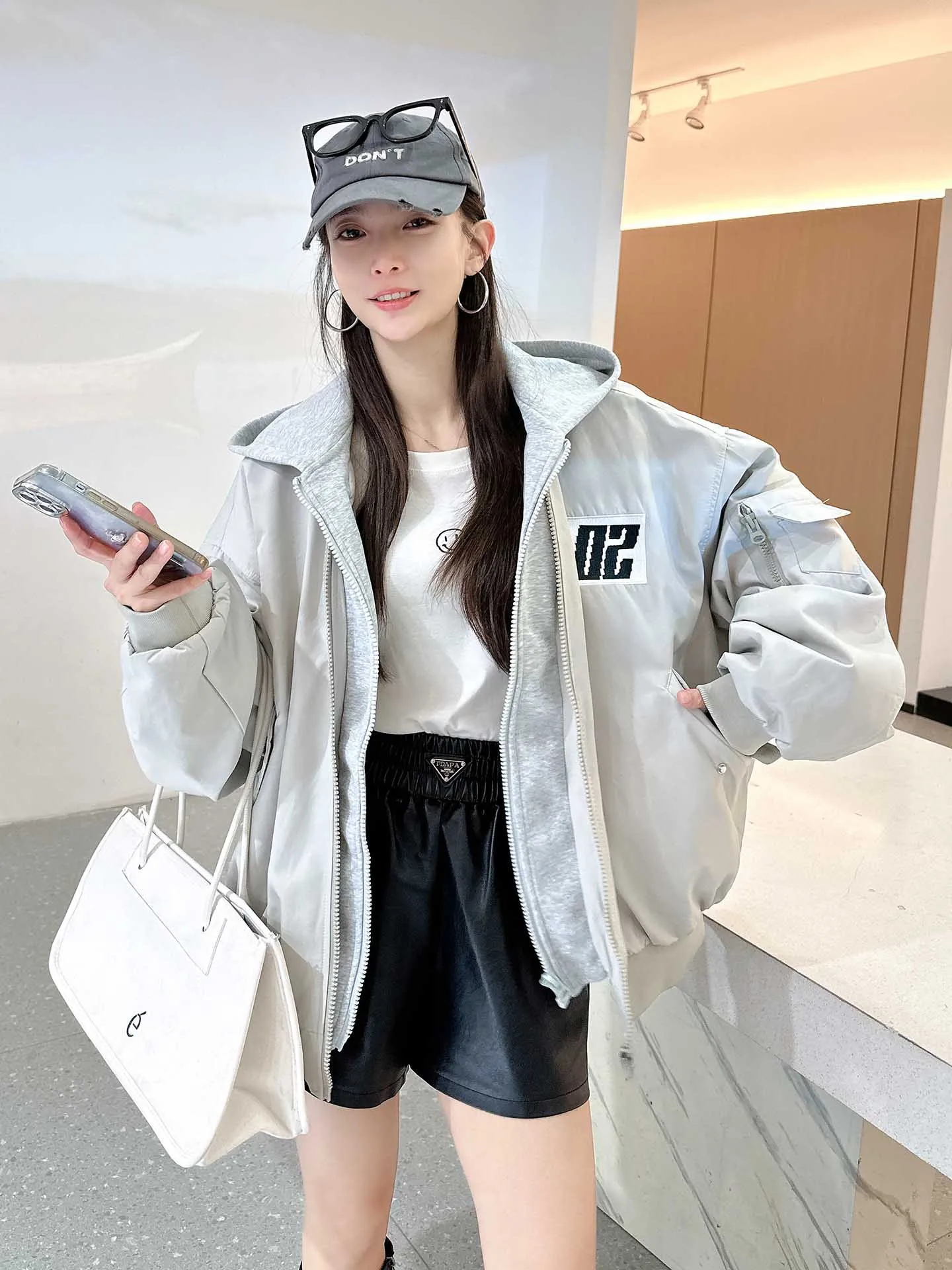 

Куртка-ветровка в корейском стиле, свободного кроя, с капюшоном, имитация двухслойности, весна-осень, новая, для девочек