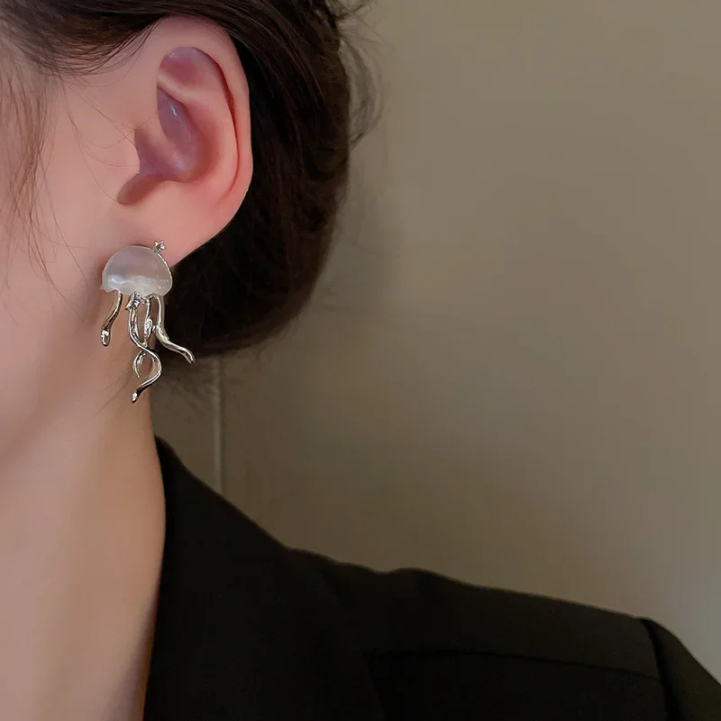 Transparent Resin Jellyfish Dangle Earrings for Women Fashion Creative Silver Color Twisted Tassel Drop Earring Charms Jewelry M