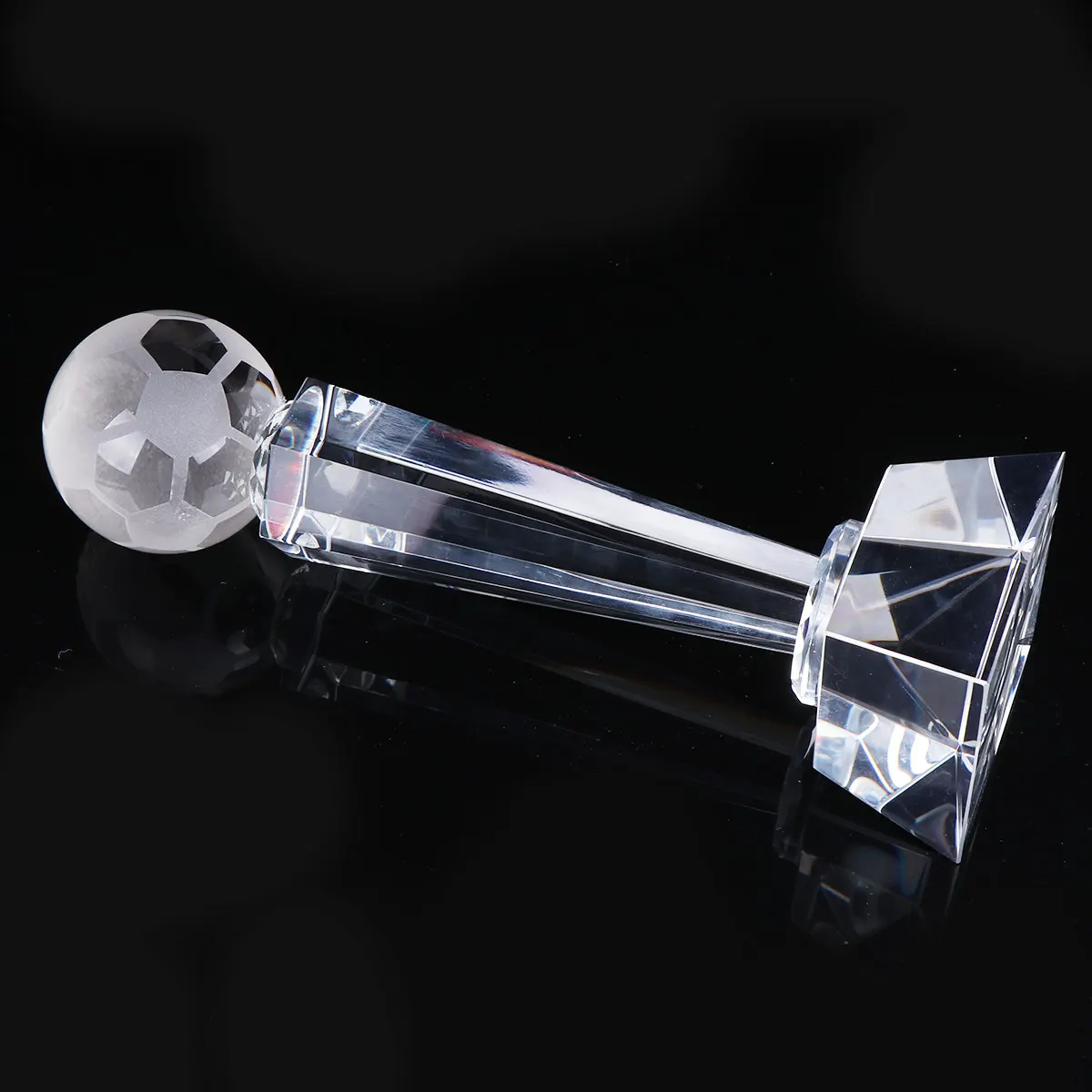 

Хрустальный футбольный кубок-трофей: гладкий, яркий, цветной, из кварца, для спортивных мероприятий, банкетов, наград в классе, детский приз, наградной кубок