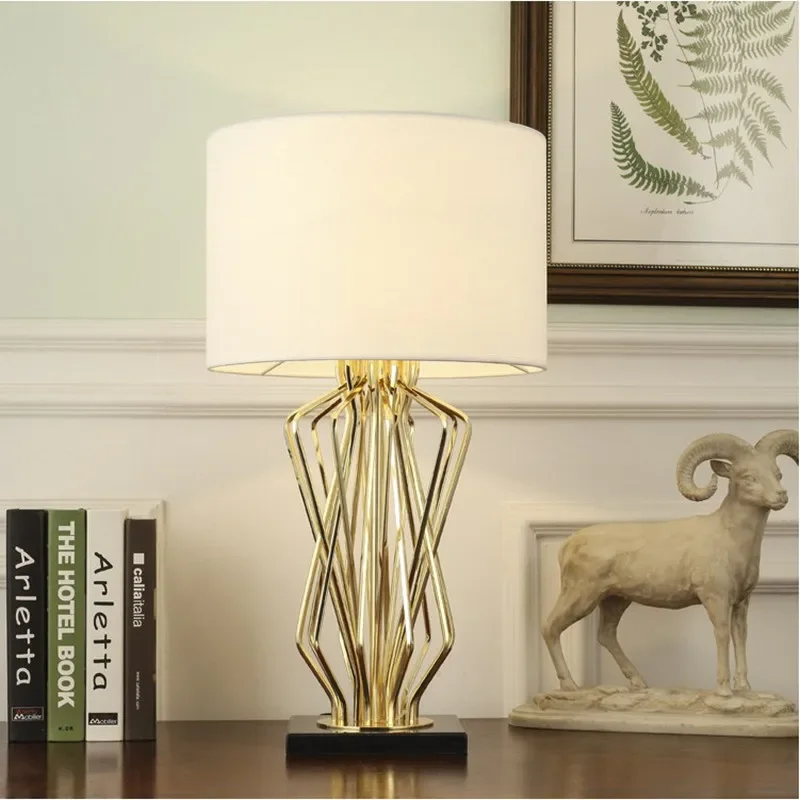 

American Classic Gold Metal Table Lamp for Bedside Living Room Black and White Fabric Lampshade Table Lamp