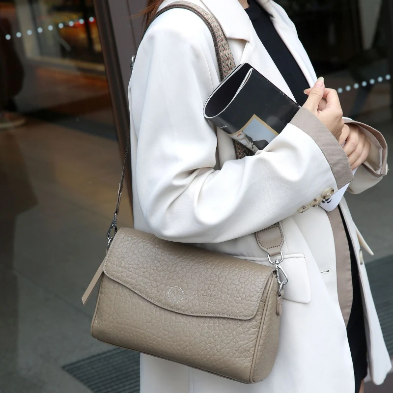 حقيبة كروس من الجلد الطبيعي ذات ملمس فقاعي - محفظة كتف أنيقة وخالدة للنساء، حاملة أساسيات يومية فاخرة