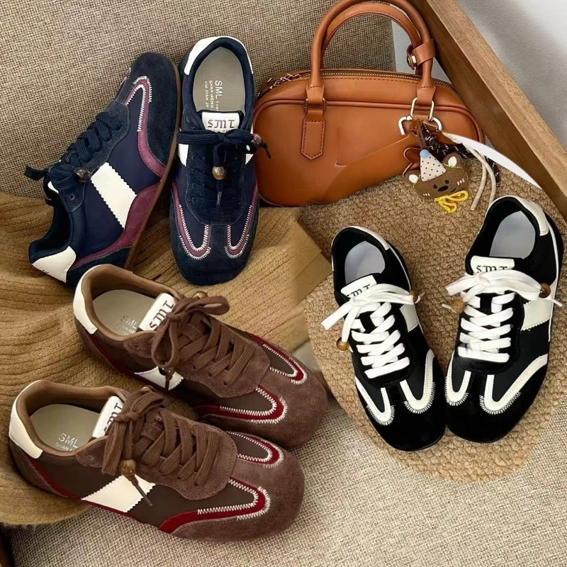 

Round-toed lace-up sneakers with color-blocking upper and beaded decorations are a must-have for both commuting and casual wear