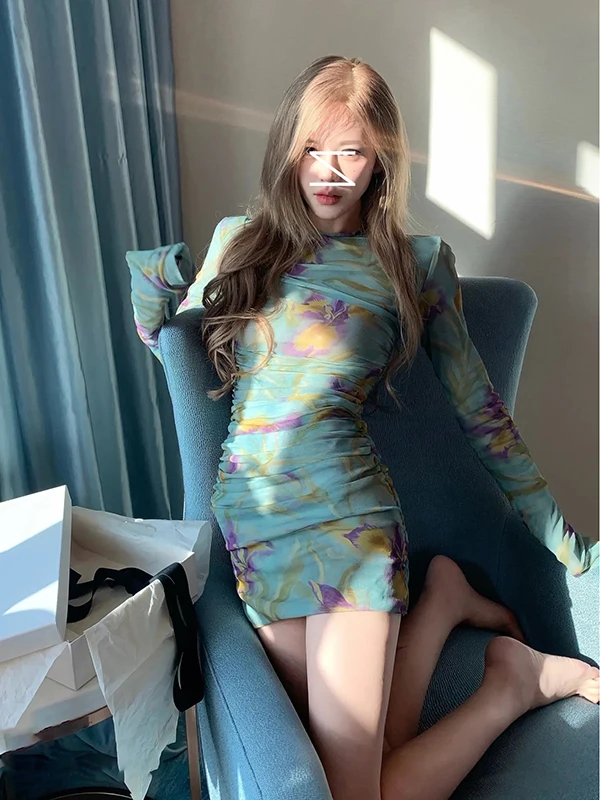 

Элегантное женское платье с цветочным принтом, круглым вырезом, облегающее, с плиссировкой, удлиняющее фигуру, длинный рукав, весенняя коллекция.