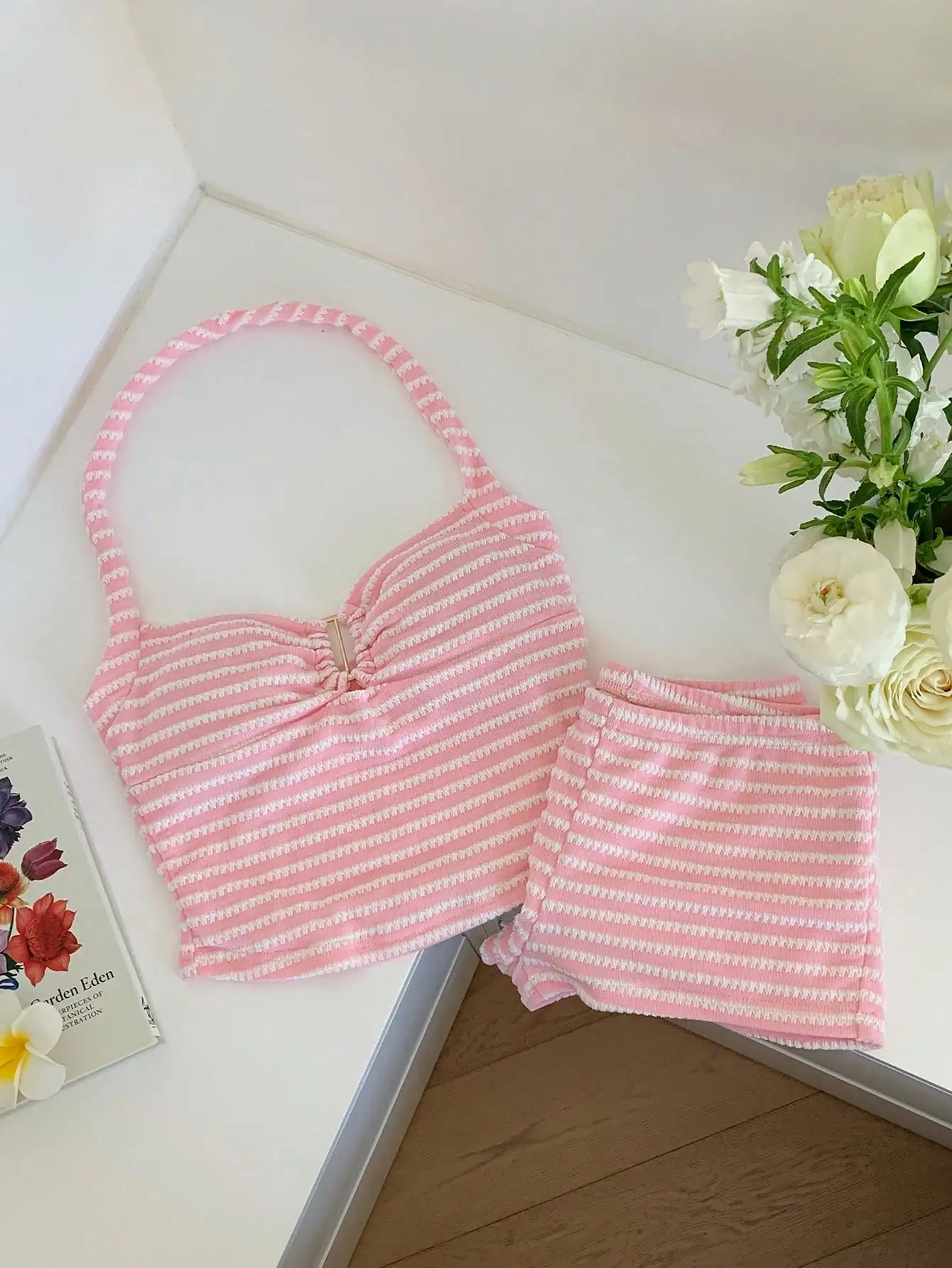 

Женский комплект из розового полосатого топа с завязками на шее и шорт для летнего отдыха