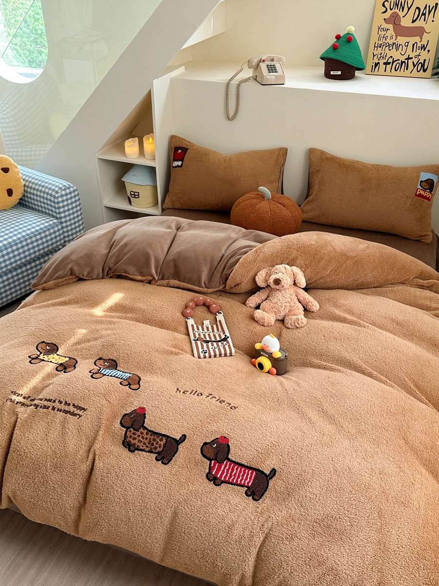 

Утолщенное одеяло из молочного вельвета с мультяшным рисунком и вышивкой, комплект из четырех предметов, студенческое постельное белье, мягкое и теплое одеяло