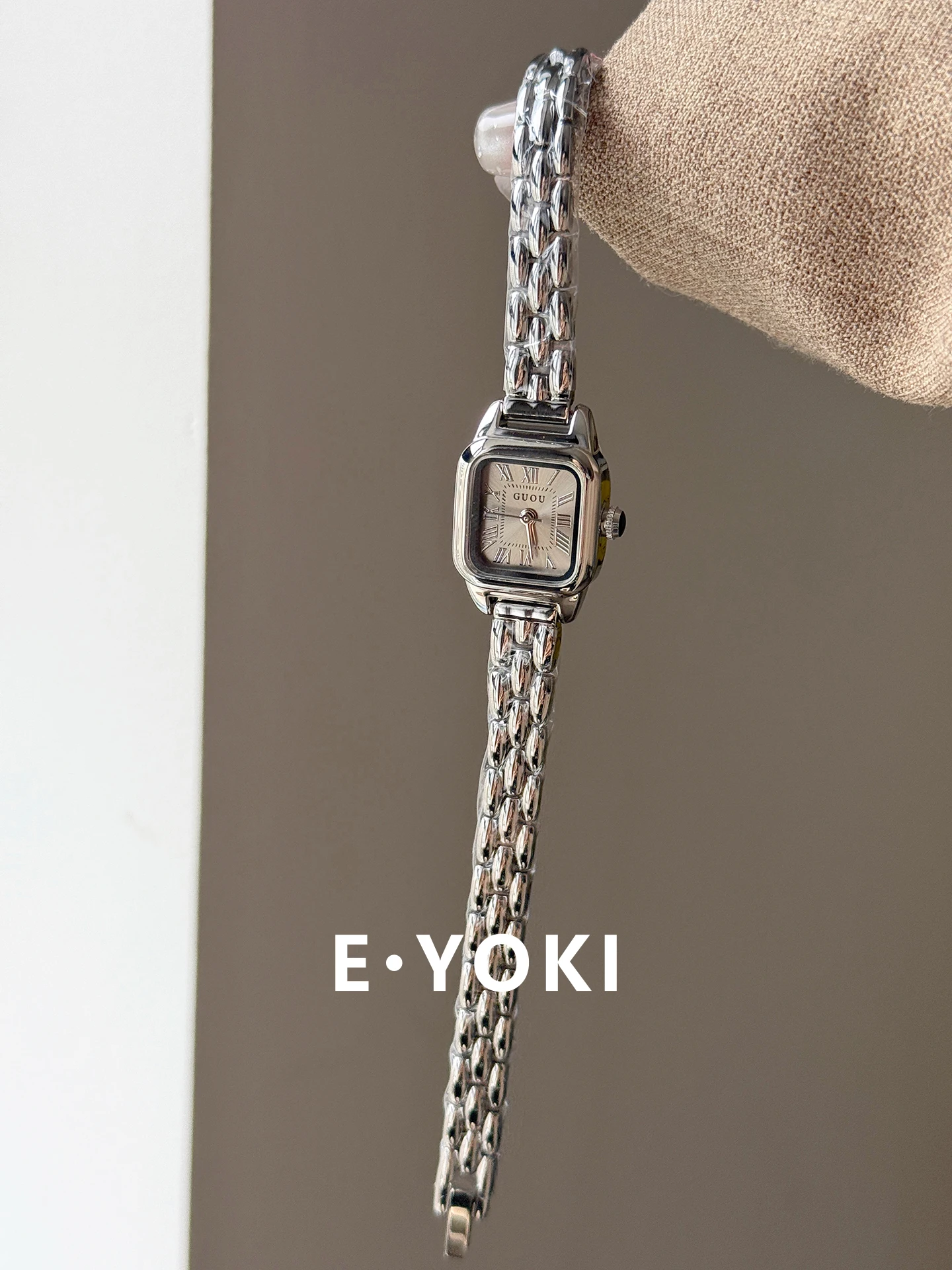 ساعة يد نسائية أنيقة، سوار مكعب سكر صغير، حزام فولاذي، ساعة كوارتز نسائية بسيطة ولكنها فاخرة.