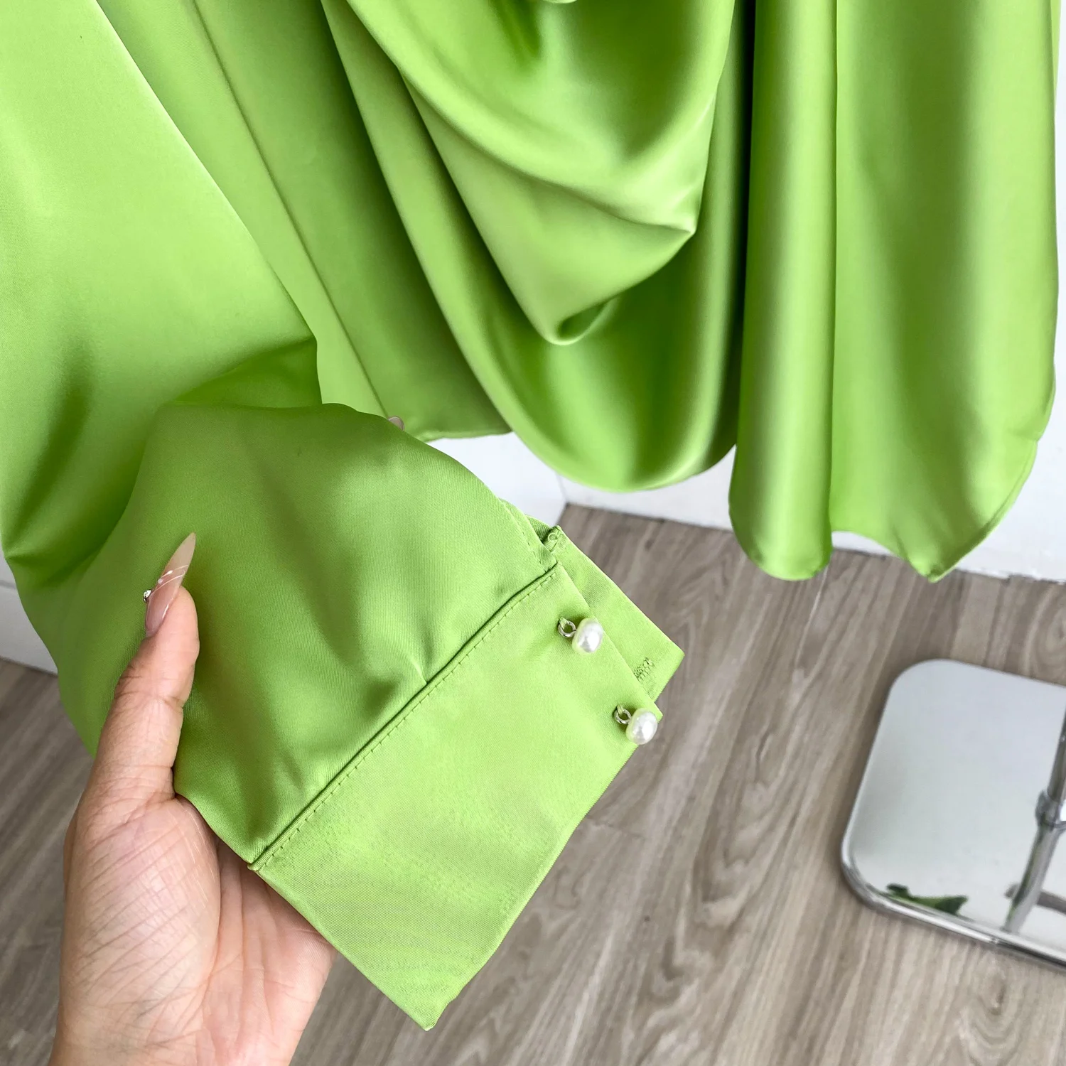 ヴィンテージ風エレガントサテン無地長袖スイングカラーブラウス　ファッションシャツ　シックなトップス　フェアリー風秋物レディース服