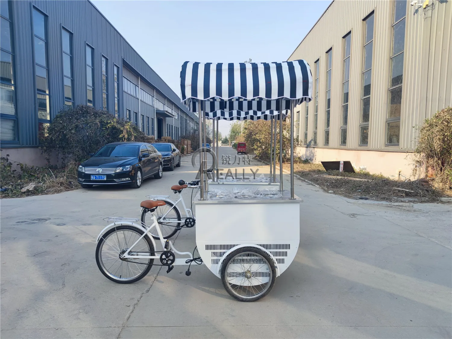 حار بيع ثلاث عجلات عربة الآيس كريم المحمول شرب الحلوى المجمدة عرض خزانة الرجعية عربة الوجبات الخفيفة