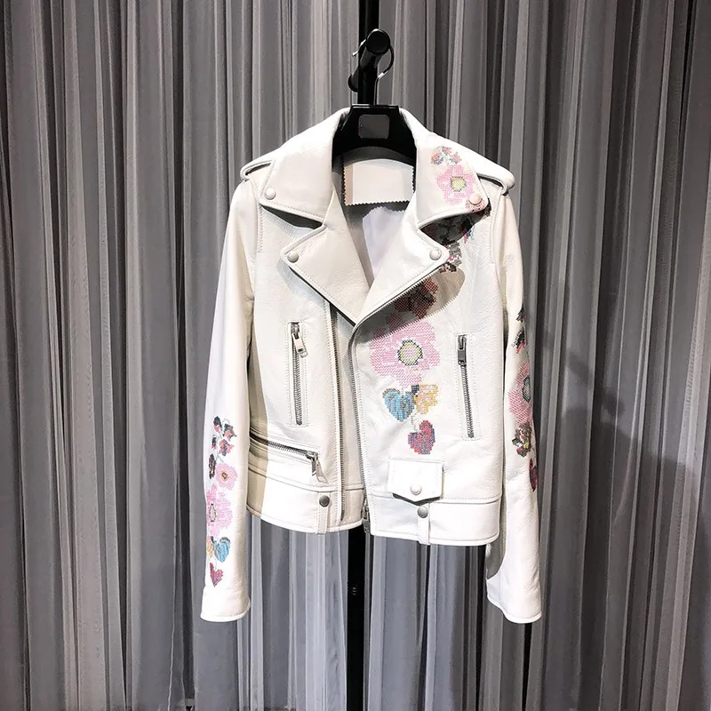 

2023Spring Genuine Leather Jacket Women Luxury Embroidery Sheepskin Biker Short Coat Streetwear Lapel Zipper White Outerwear