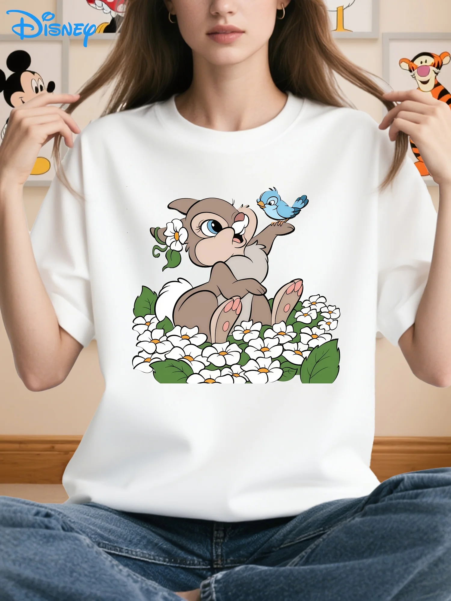 

Женская футболка Disney Bambi & Thumper — кролик и птица в цветочном кровати, повседневный летний топ с короткими рукавами и круглым вырезом