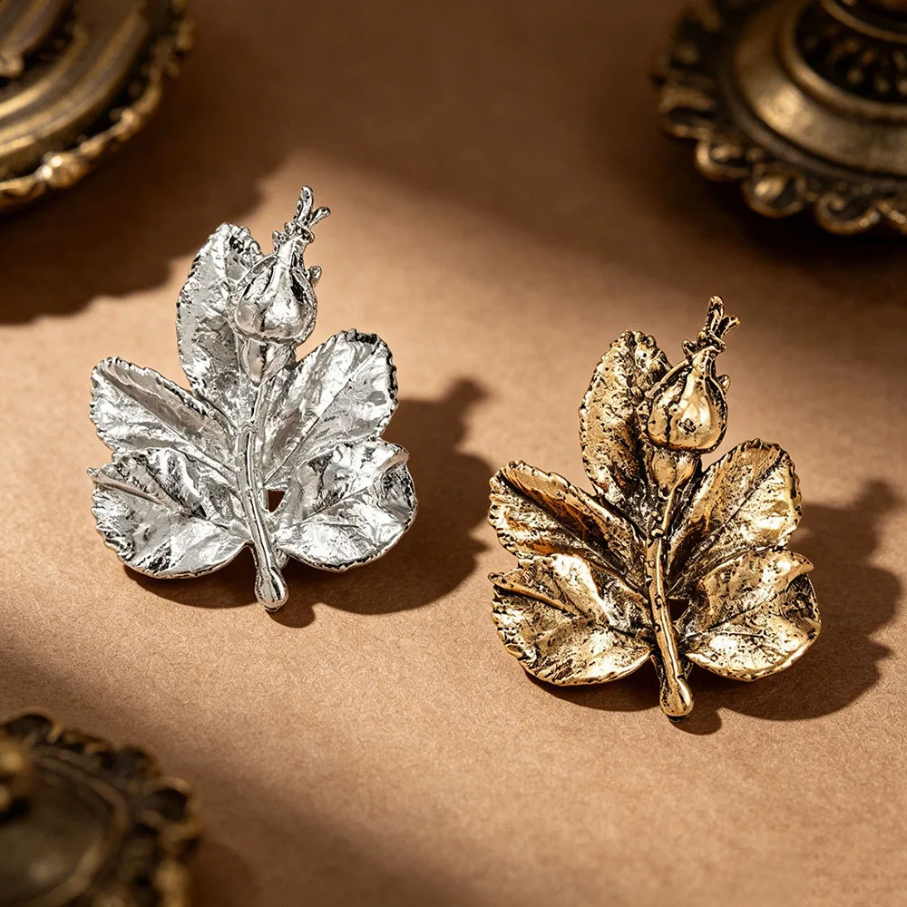 Vintage vintage maple leaf flower bud brooch, with a luxurious and high-end feel, simple metal brooch, suit clothes decoration