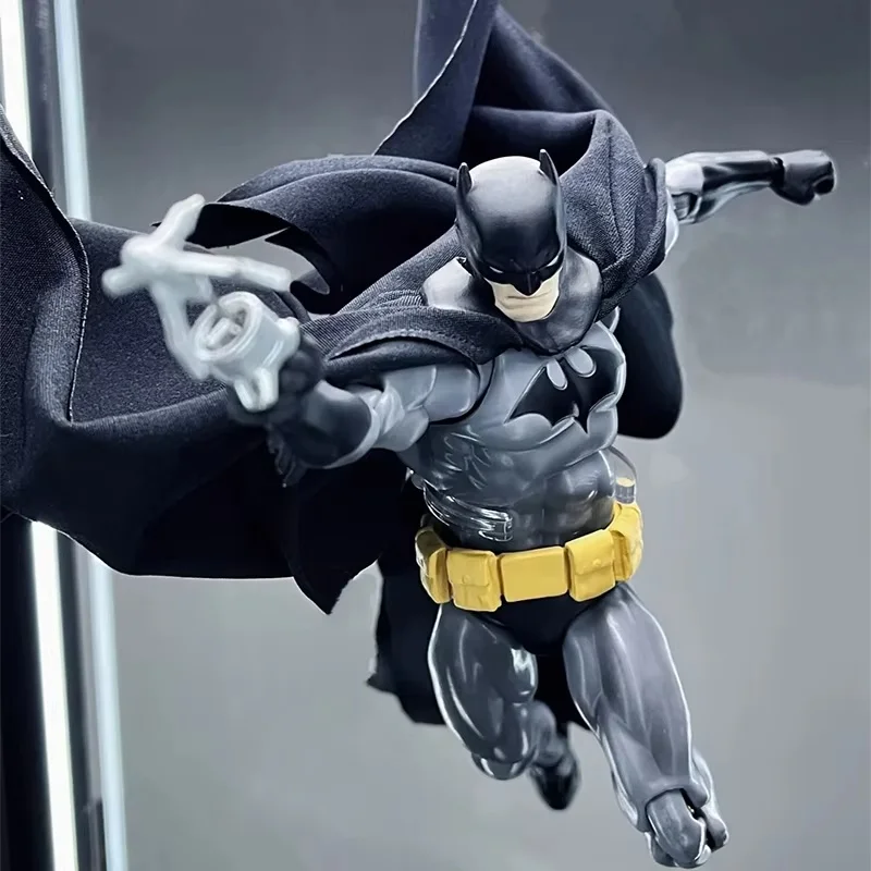 CT MAFEX 126 Batman Hush Black Ver. Action Figure, DC Comic Articulated Model with Fabric Cape, Collectible Toy for Adult Hobby view 5