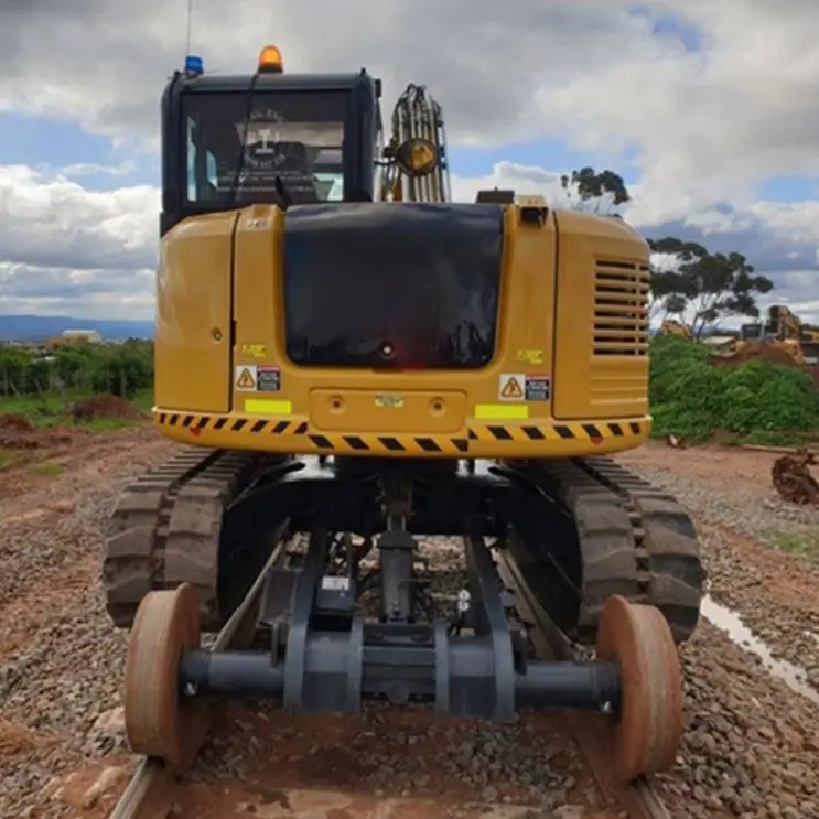 Wheel Track Railroad Hi Rail Excavator Maintenance Of Railway