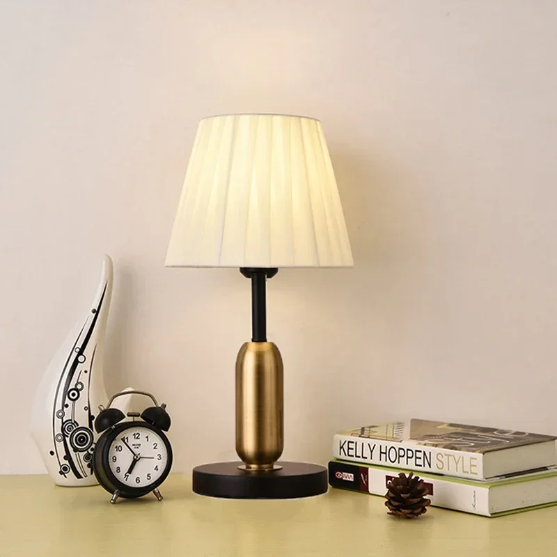 Retro Decorative Table Lamps European Style Modern Creative Minimalist Living Room Bar Desk Light Bedroom Comfort Bedside Lamps