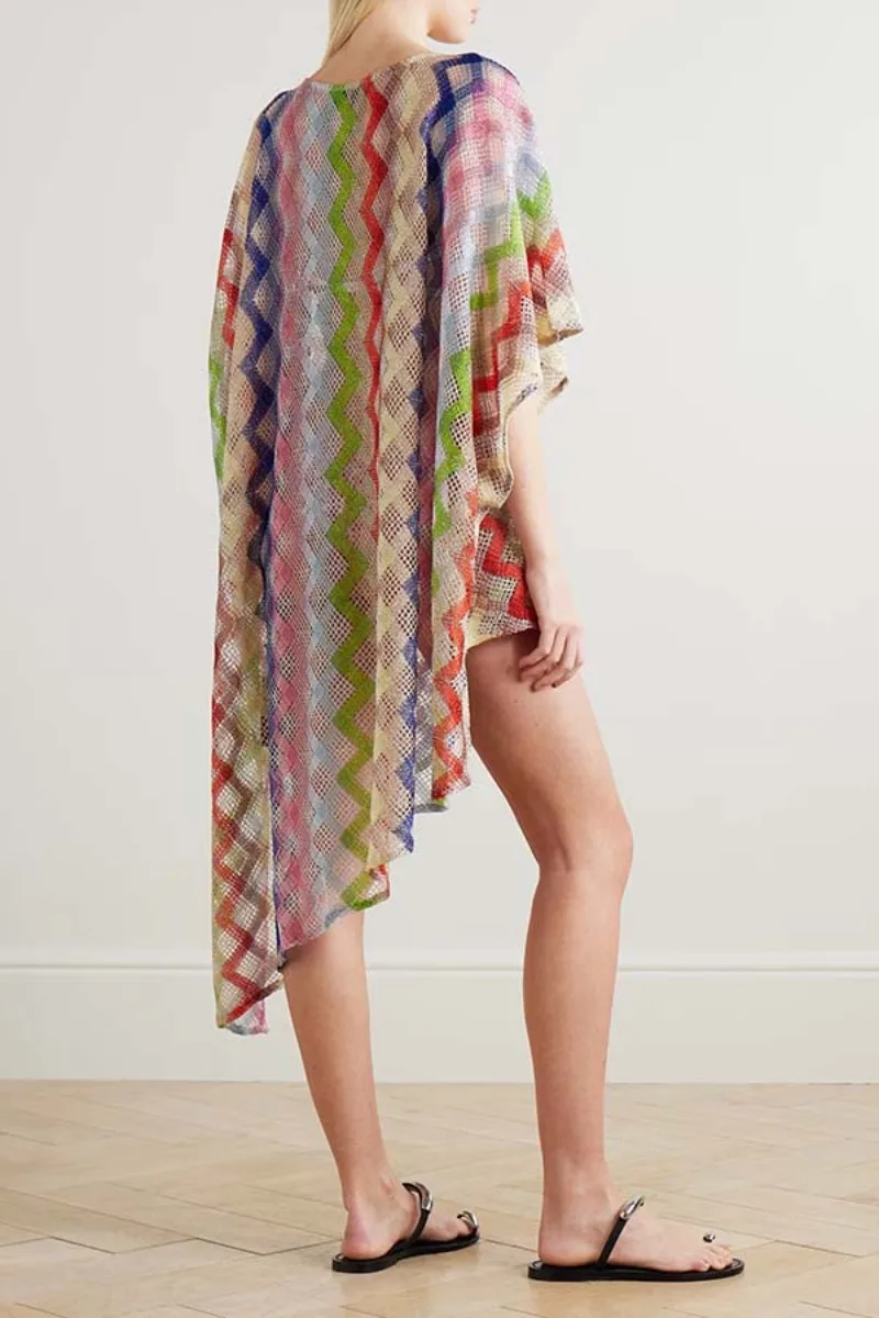 Boho-Strandkleid mit geometrischem Print, hohlem Netzstoff, Fledermausärmeln und unregelmäßigem Schnitt – lockere Sommer-Strandbluse – Detail 12